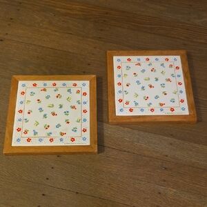 Kamenstein Floral Ceramic Trivets with Wood - Set Of 2. Vintage